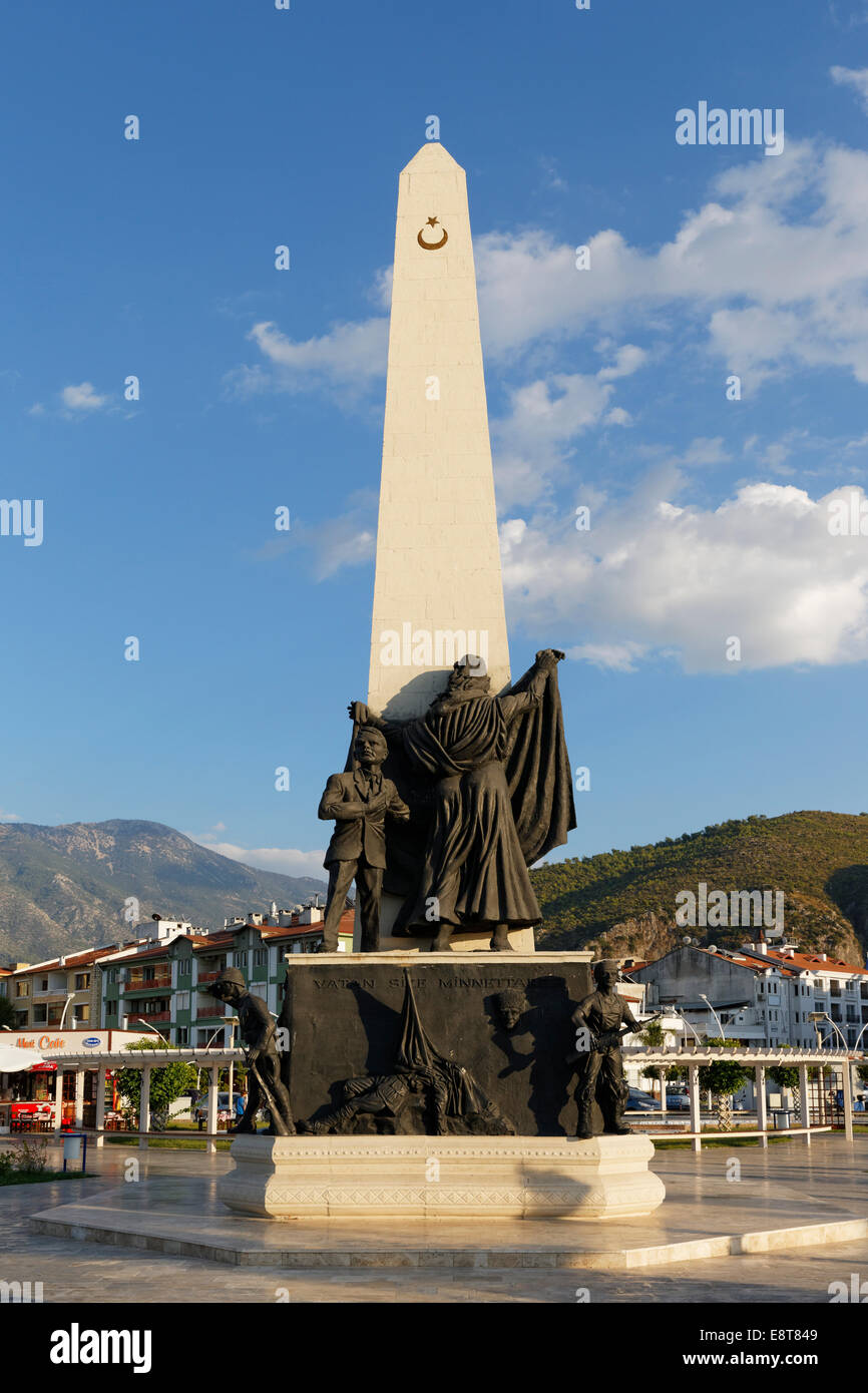 Obelisco presso il porto, Fethiye, Muğla Provincia, Egeo, Turchia Foto Stock