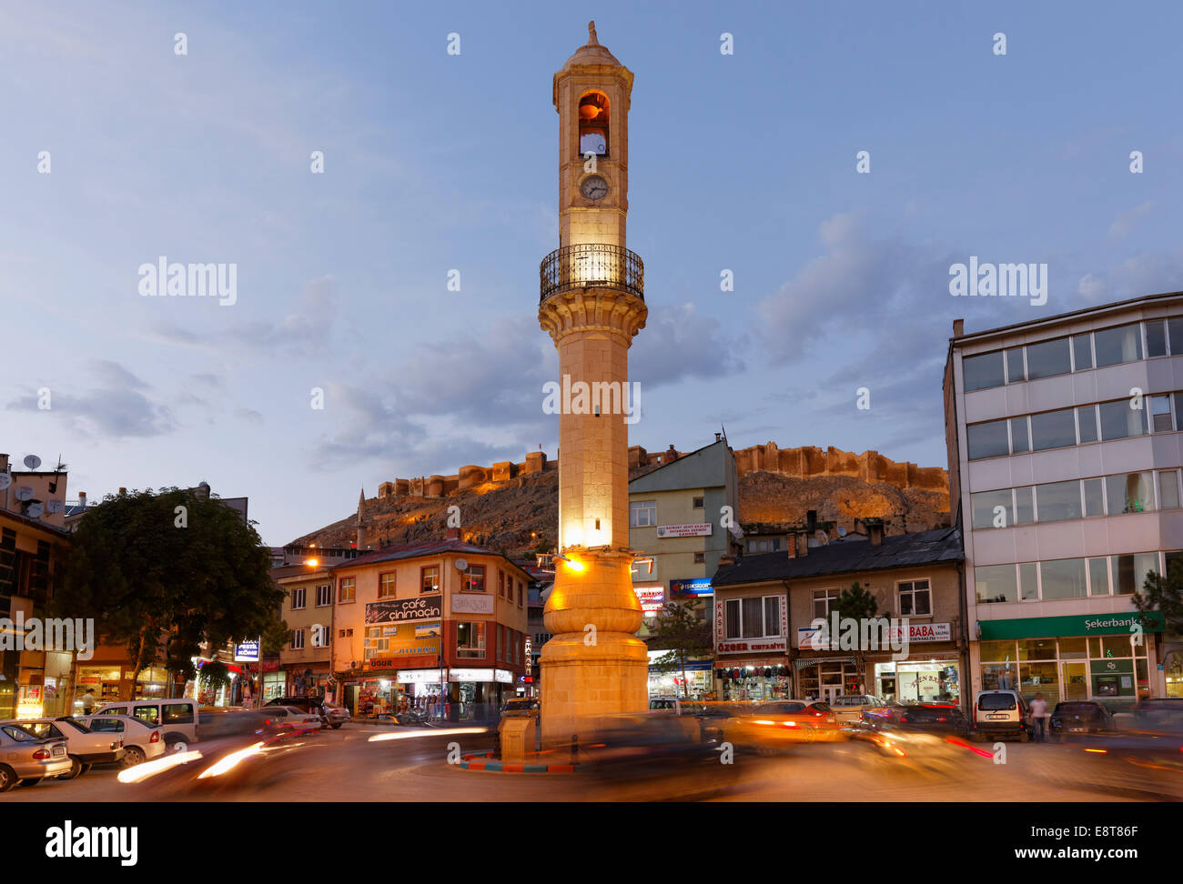 La torre dell orologio e un castello città di Bayburt, la regione del Mar Nero, Turchia Foto Stock