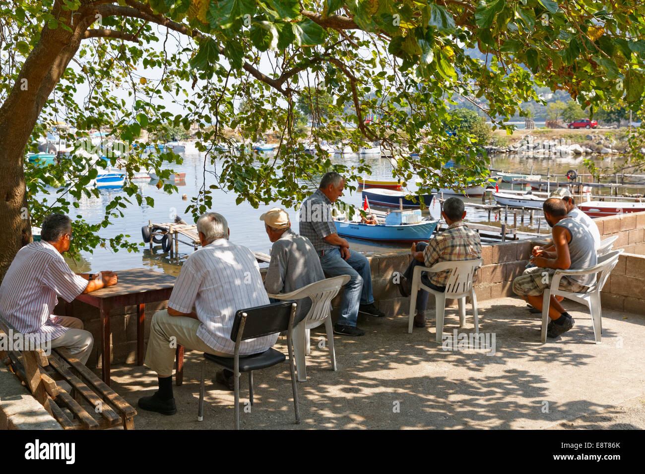 Gli uomini di relax presso il porto di pesca, Hisar, Mar Nero, Bartın Provincia, Regione del Mar Nero e la Turchia Foto Stock