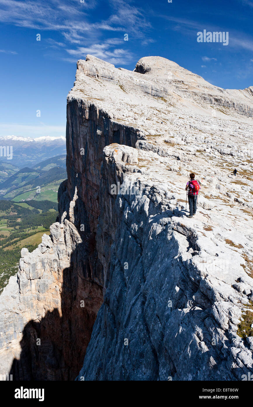 Scalatore sulla Kreuzkofelscharte, salita al Heiligkreuzkofel oltre l'Heiligkreuzkofelsteig nel parco naturale Foto Stock