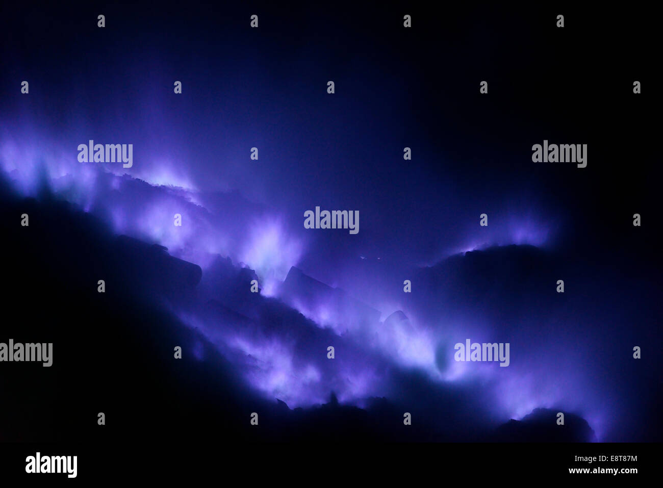 Blue fire, fiamme, incendiata gas di zolfo nel cratere del vulcano Ijen, Kawah ljen, East Java, Java, Indonesia Foto Stock