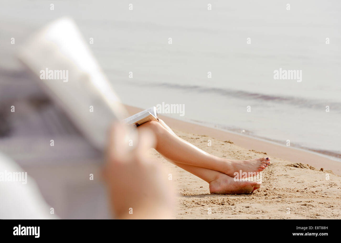 Donna i piedi nella sabbia sulla spiaggia Foto Stock