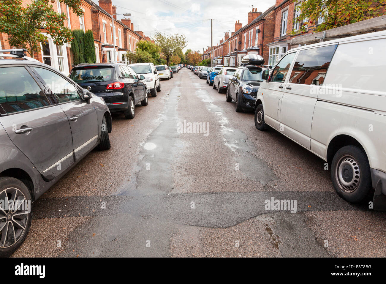 Parcheggio su strada in una zona residenziale, West Bridgford, Nottinghamshire, England, Regno Unito Foto Stock