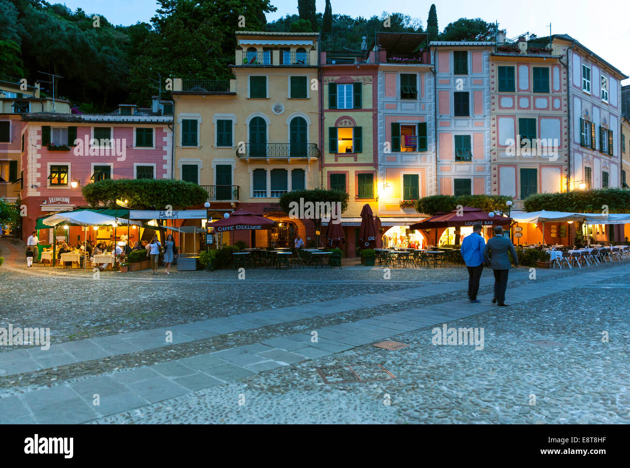 Quadrato con ristoranti al crepuscolo, Portofino Riviera Italiana, Golfo di Genova, liguria, Italy Foto Stock