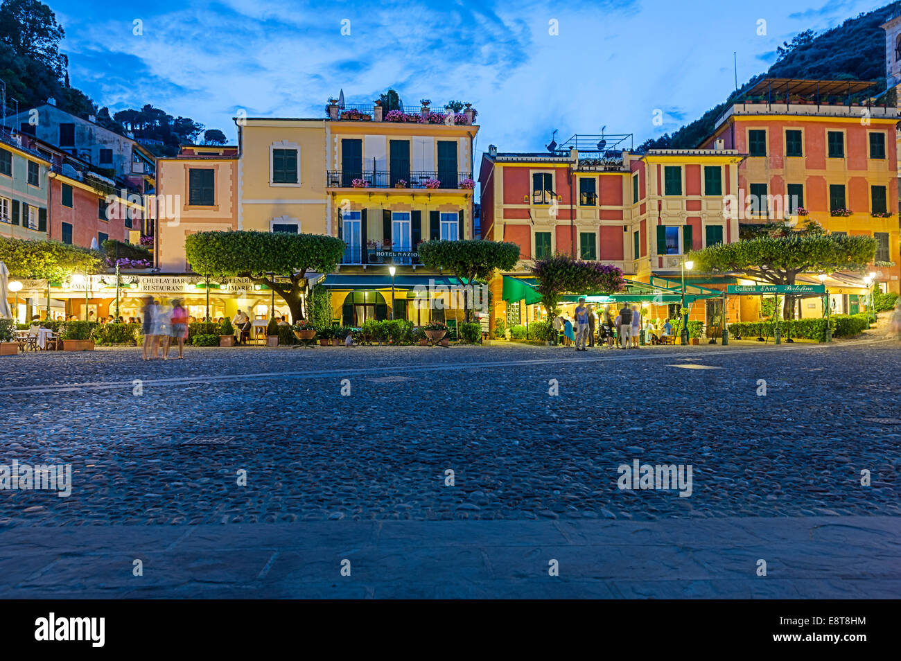 Quadrato con ristoranti al crepuscolo, Portofino Riviera Italiana, Golfo di Genova, liguria, Italy Foto Stock
