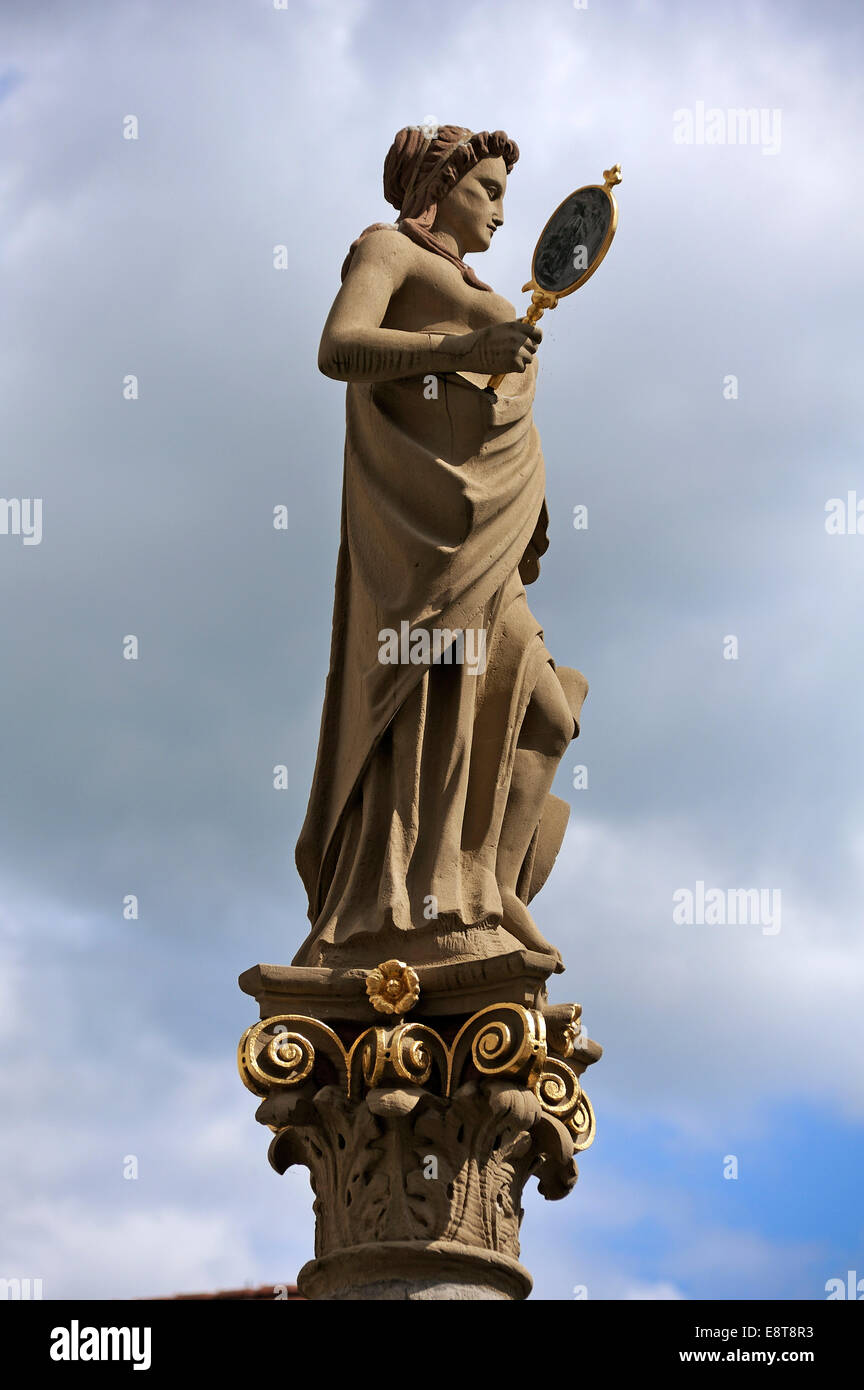 Statua di Minerva di Rothenburg, circa 1600, dea protettrice di Rothenburg, figura sulla fontana Seelbrunnen Foto Stock
