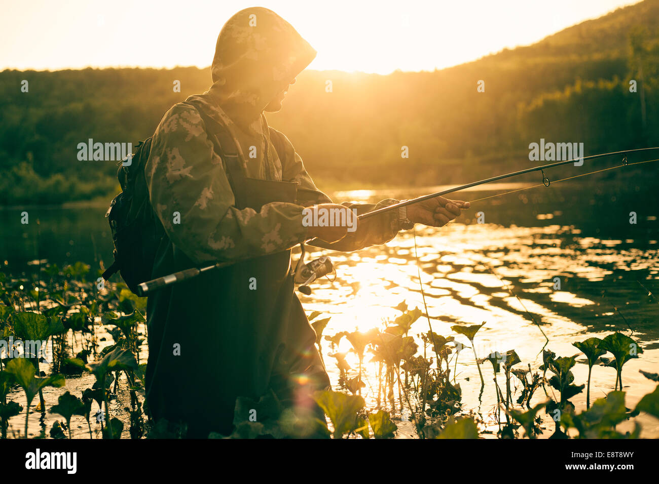 Mari uomo pesca nel lago Foto Stock
