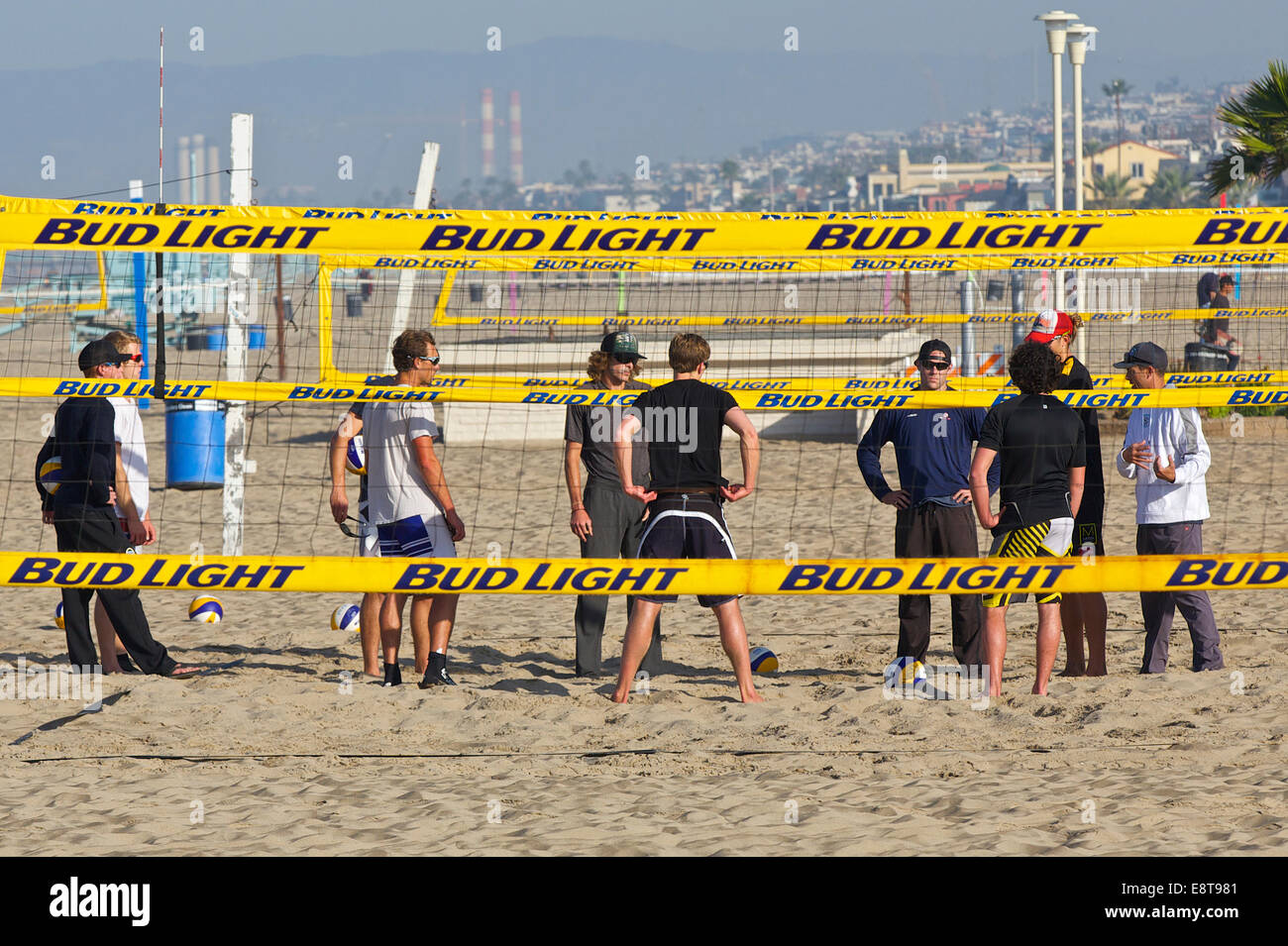 Un gruppo di uomini a beach volley sulla spiaggia di formazione, Hermosa Beach, California, Stati Uniti d'America. Foto Stock