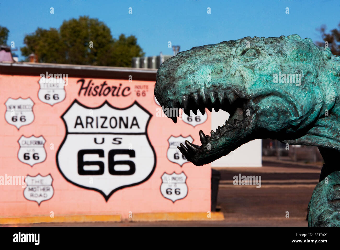 Close up della statua di dinosauro dalla storica Route 66 segno, Holbrook, Arizona, Stati Uniti Foto Stock