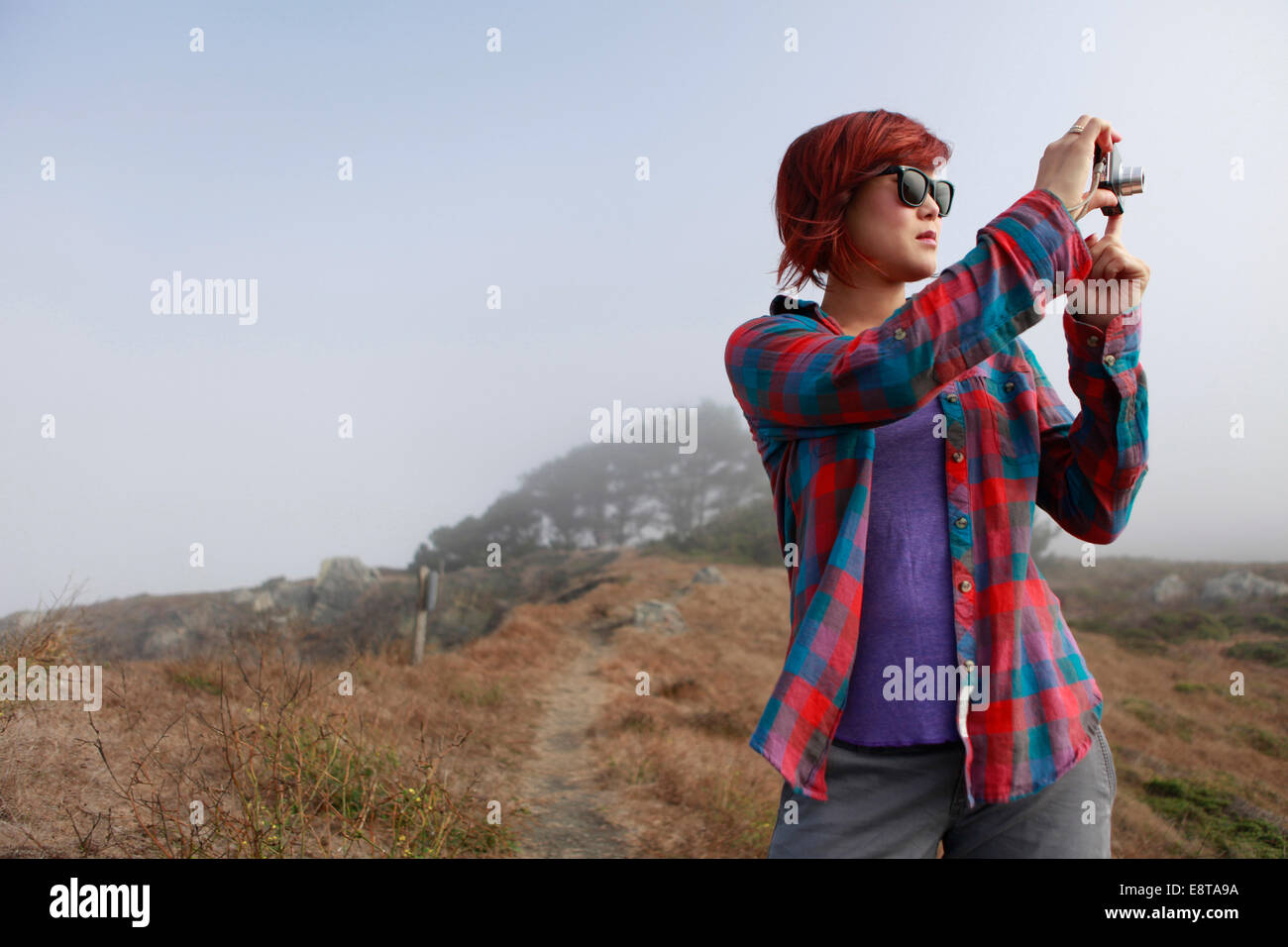 Il coreano donna prendendo fotografia di paesaggio remoto Foto Stock