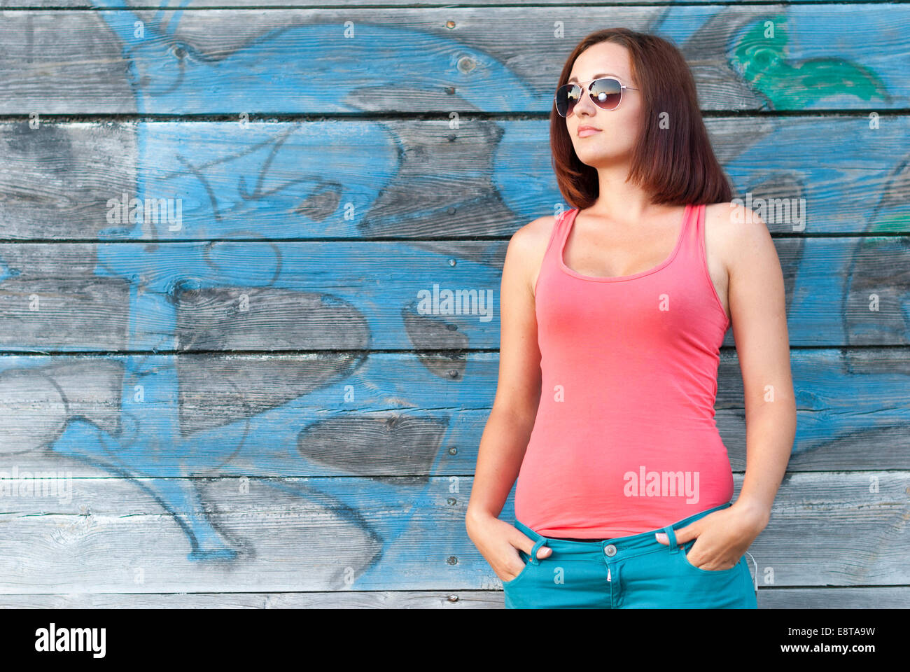 Giovane ragazza in occhiali da sole sulla strada. Foto Stock