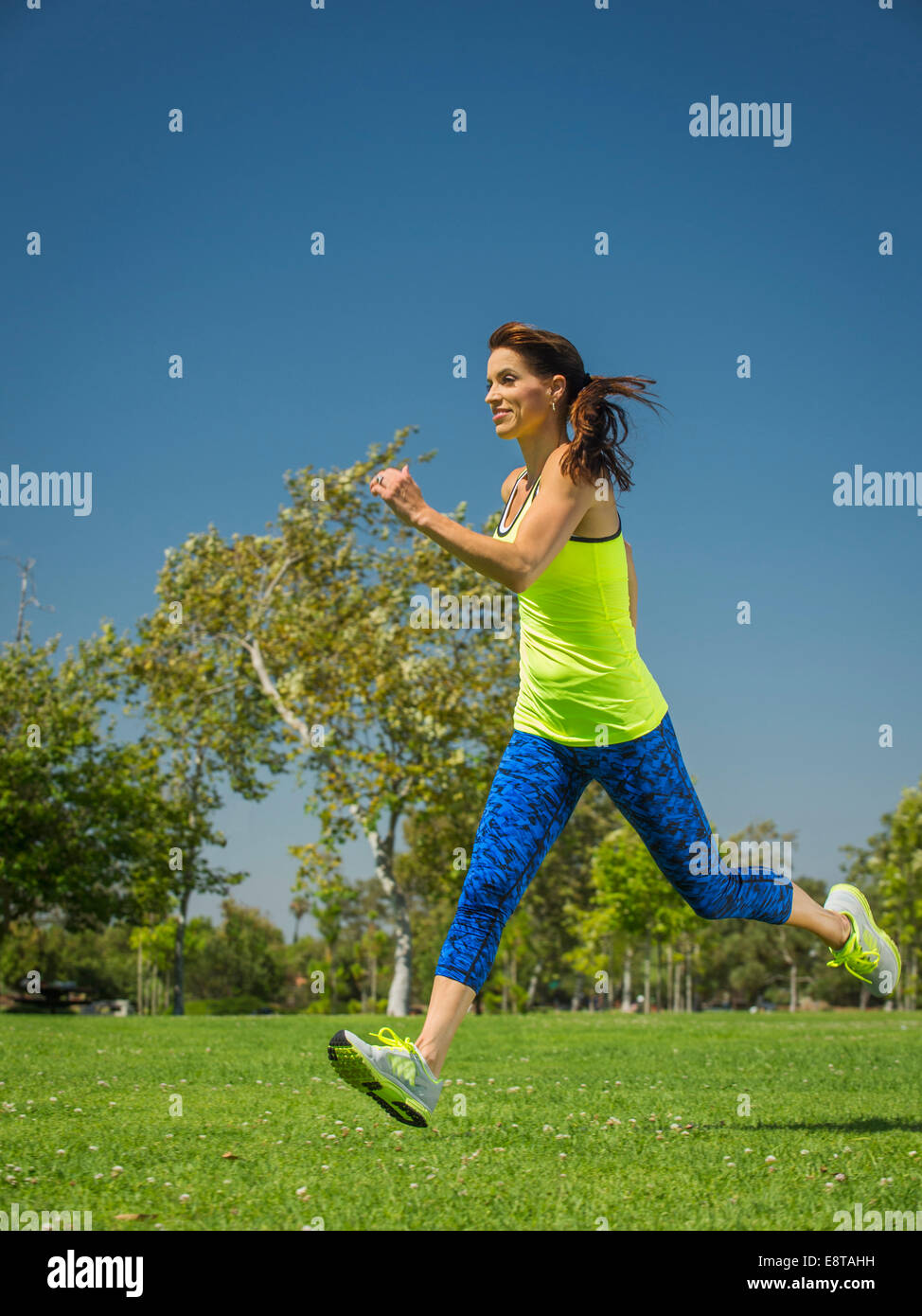 Razza mista donna jogging nel parco Foto Stock