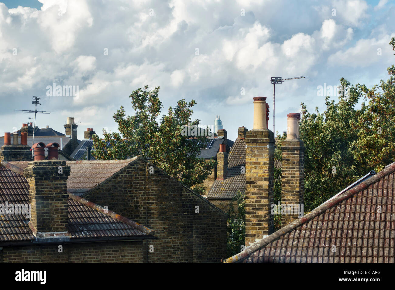 Londra, Regno Unito. Una vista sui tetti di Brixton con la cima della St George Wharf Tower (Vauxhall Tower) in lontananza Foto Stock