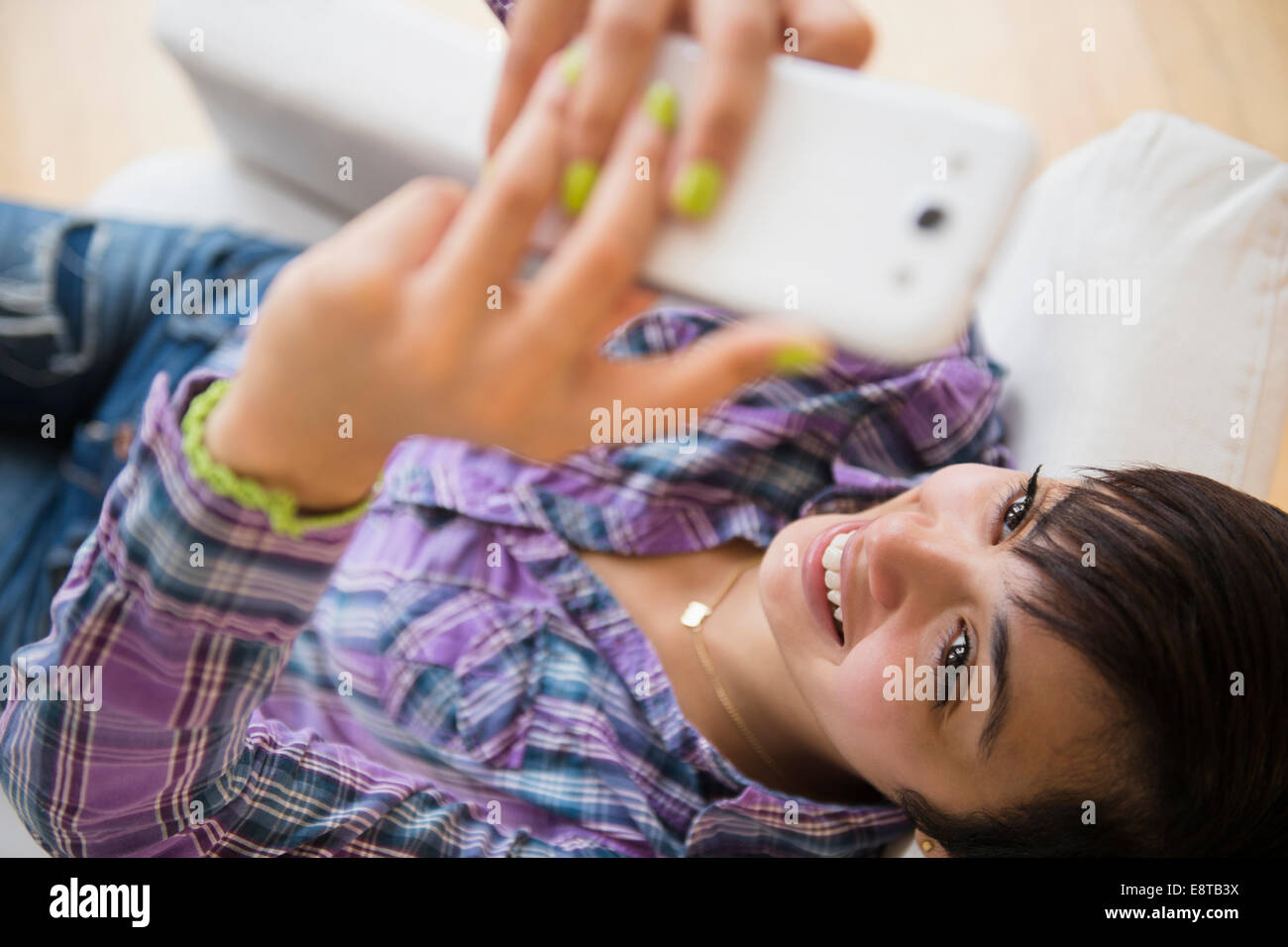 Razza mista donna prendendo selfie con un telefono cellulare Foto Stock