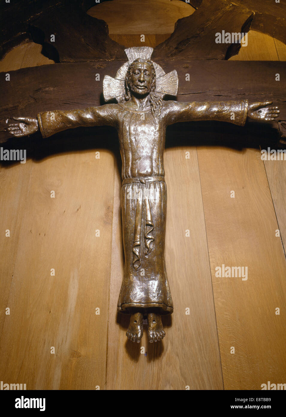 Moderno (1990) di bronzo fuso la figura del Cristo risorto opera dello scultore Katherine Fuller sopra il coro dello schermo di St Melangell la chiesa, Powys, metà del Galles. Foto Stock