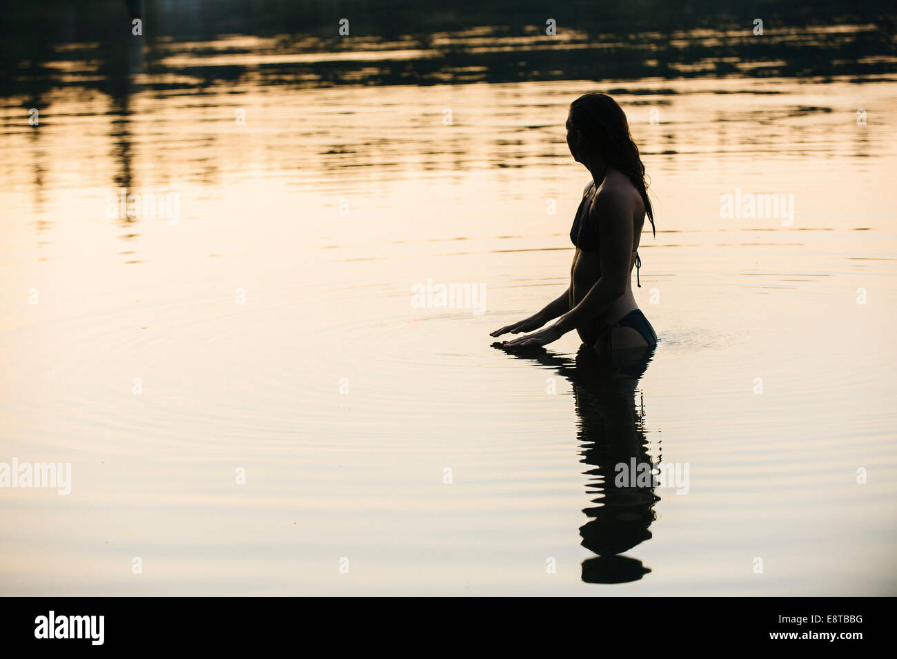 Il coreano donna in piedi nel lago ancora Foto Stock