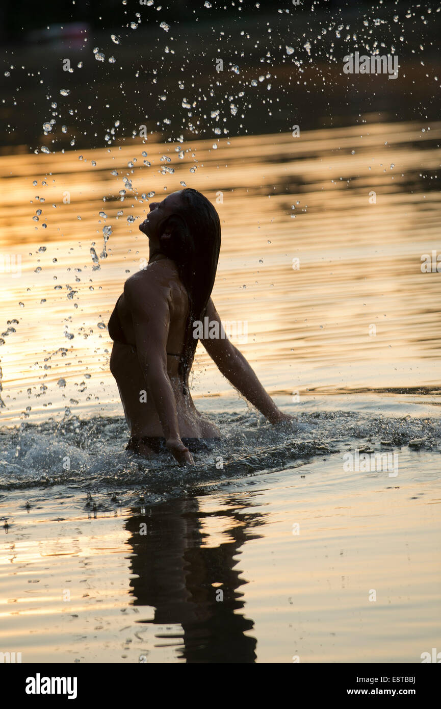 Donna coreana giocando nel lago Foto Stock
