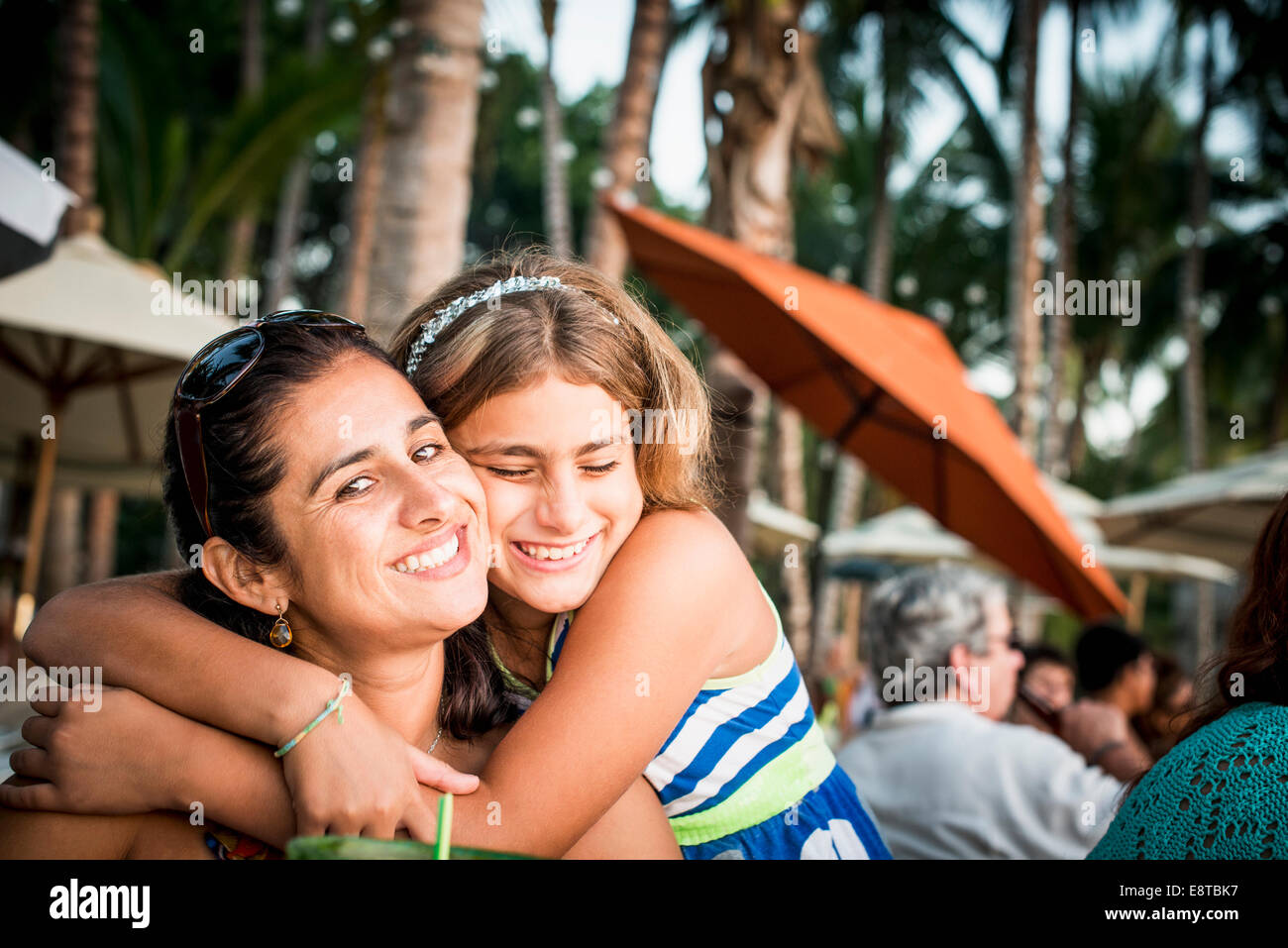 Madre e figlia abbracciando all'aperto Foto Stock