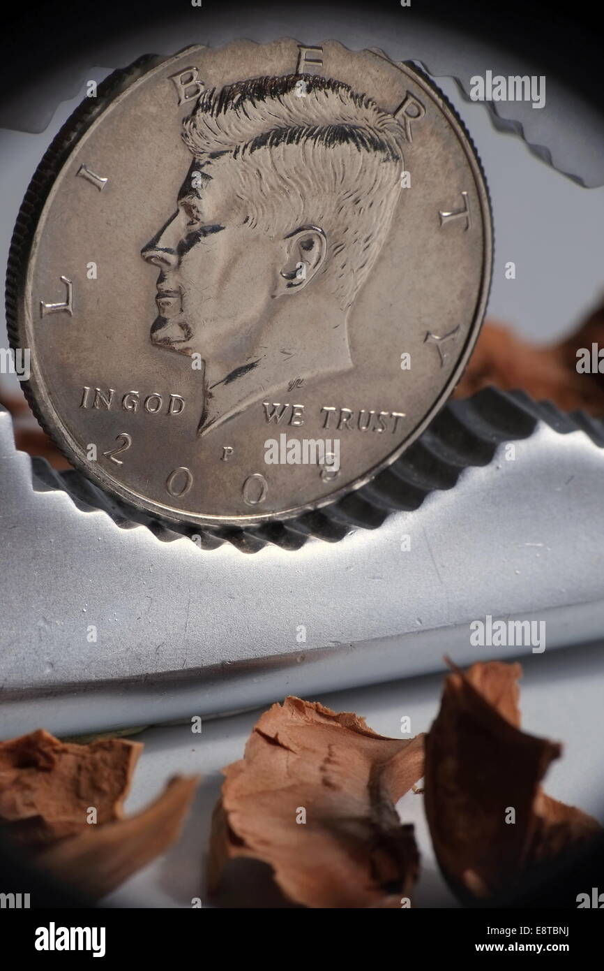 Close-up di un dollaro la rottura di un dado da uno schiaccianoci Foto Stock