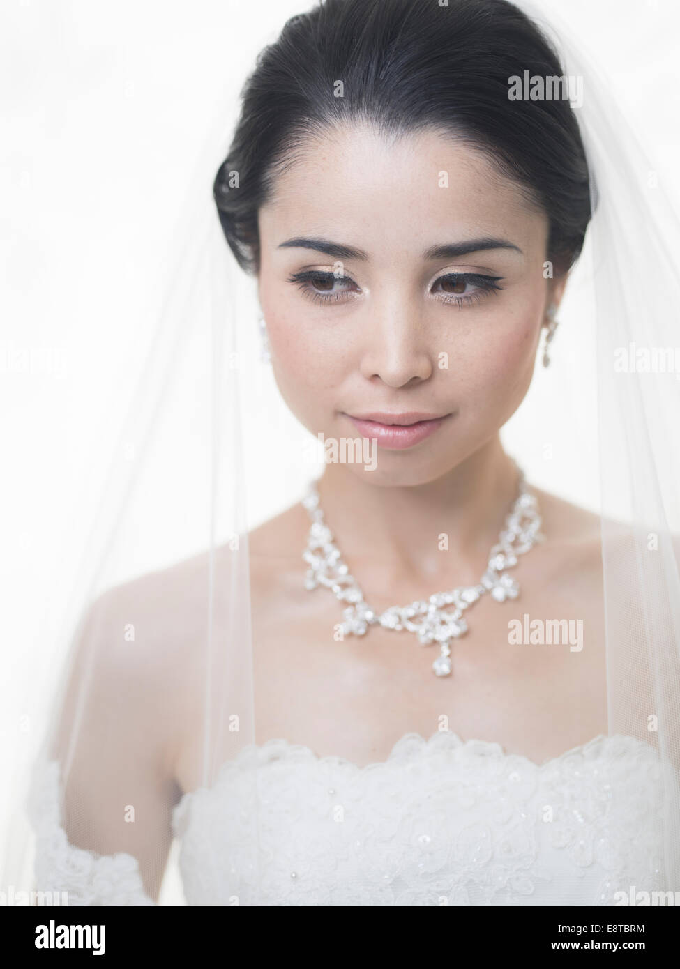 Razza mista, Asian / American sposa in bianco abito da sposa Foto Stock