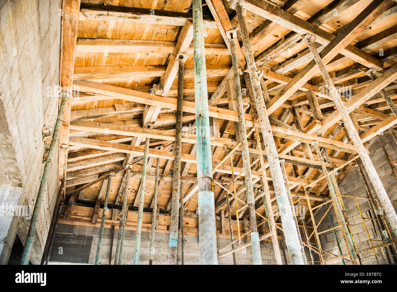 Basso angolo vista della casa in legno telaio Foto Stock