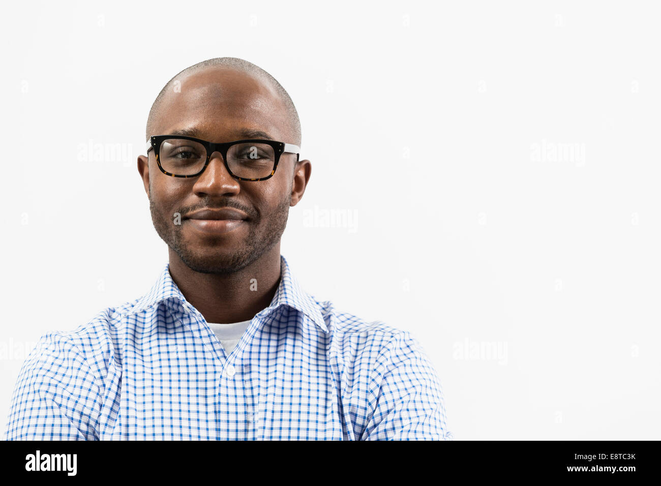 Sorridente uomo nero indossando occhiali da vista Foto Stock
