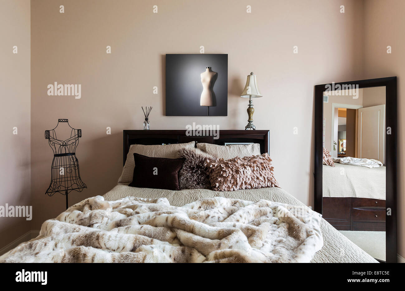 Specchio, letto e vestito forma nella moderna camera da letto Foto Stock