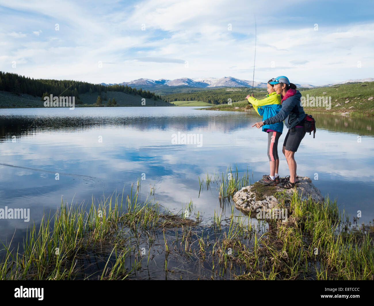 Madre e figlia la pesca in fiume Foto Stock