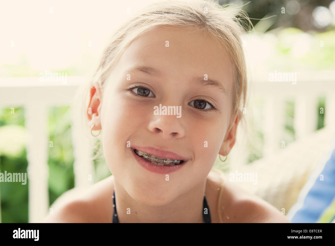 Caucasian ragazza sorridente con le bretelle Foto Stock