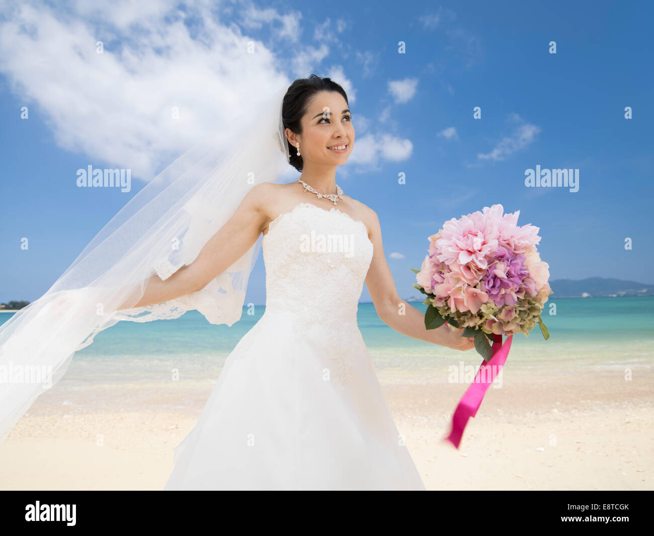 Razza mista, Asian / American sposa in bianco abito da sposa a destinazione matrimonio sulla spiaggia a Okinawa, Giappone Foto Stock