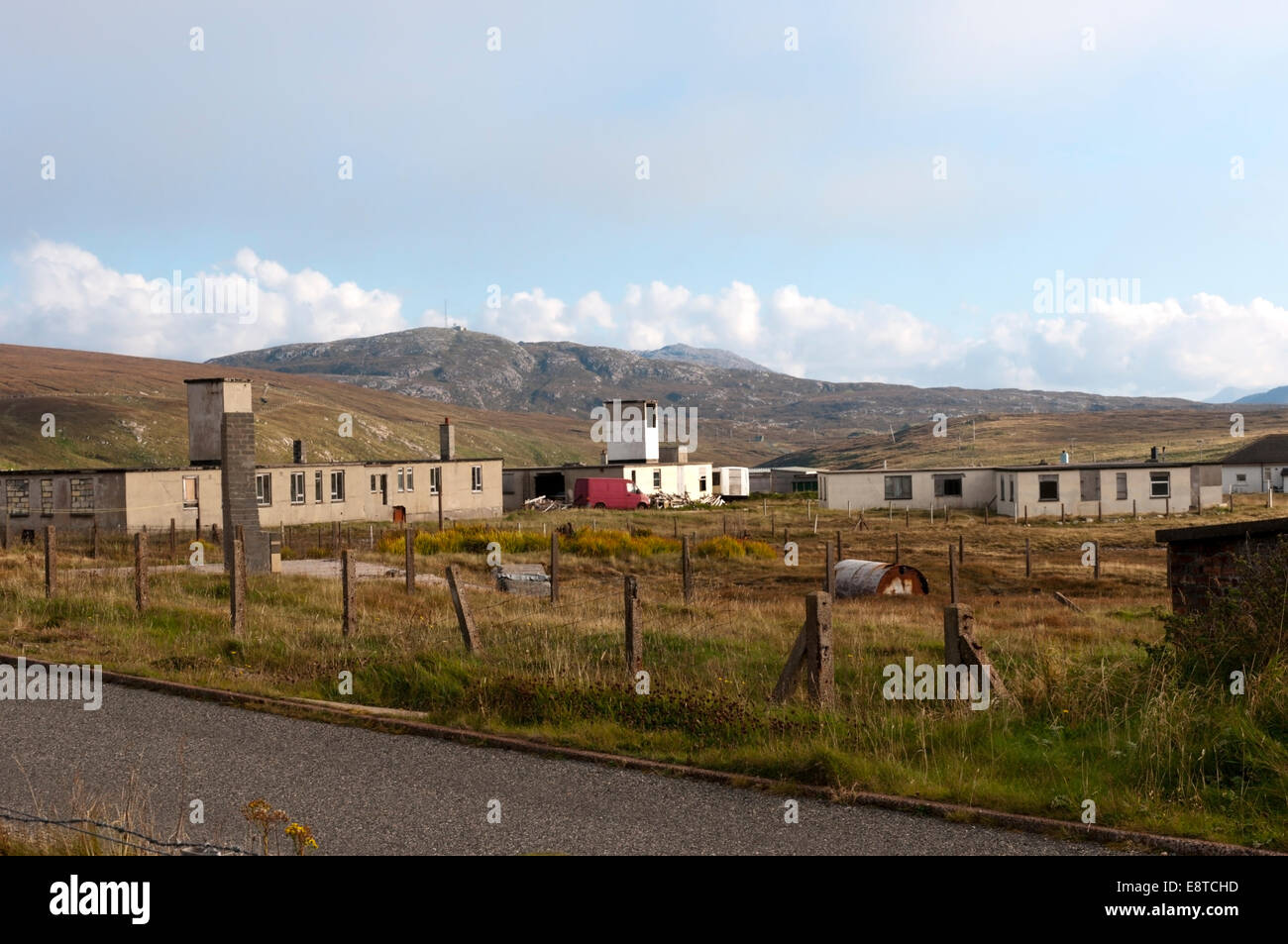 Camp residuo edifici al chiuso Aird Uig stazione radar a Gallan Capo dell'isola di Lewis. I dettagli nella descrizione. Foto Stock