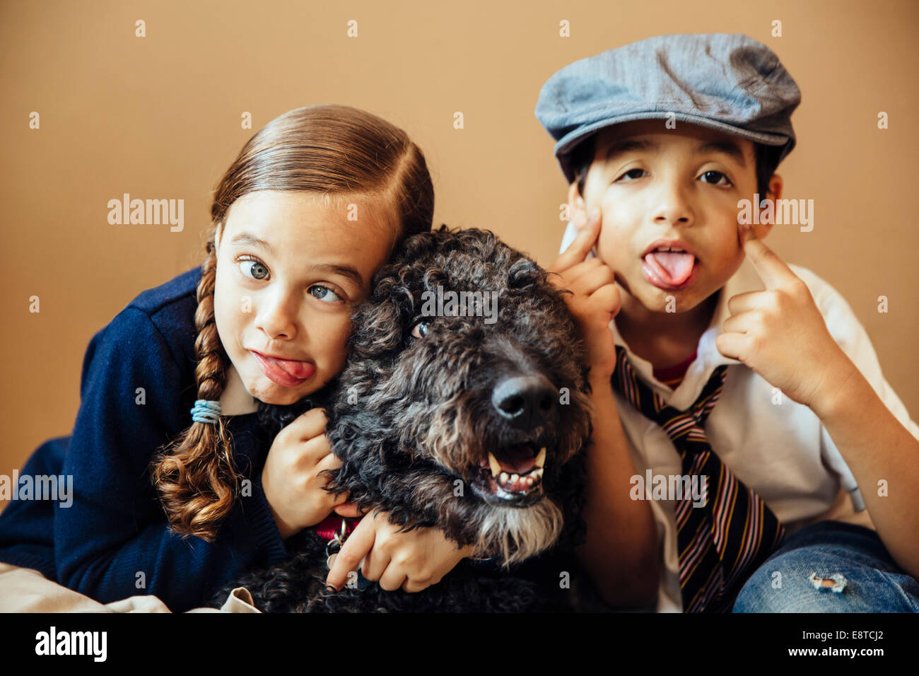 Razza mista ai bambini di facce con cane Foto Stock