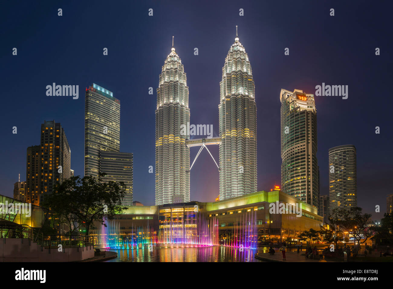 I grattacieli illuminati nella città di Kuala Lumpur, dello skyline di Kuala Lumpur in Malesia Foto Stock