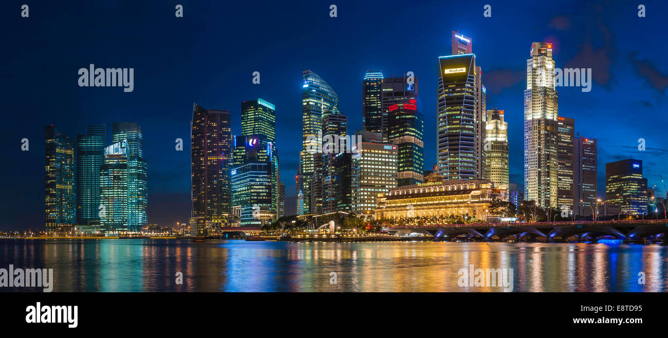 Grattacieli di Singapore dello skyline della città illuminata di notte, Singapore Foto Stock
