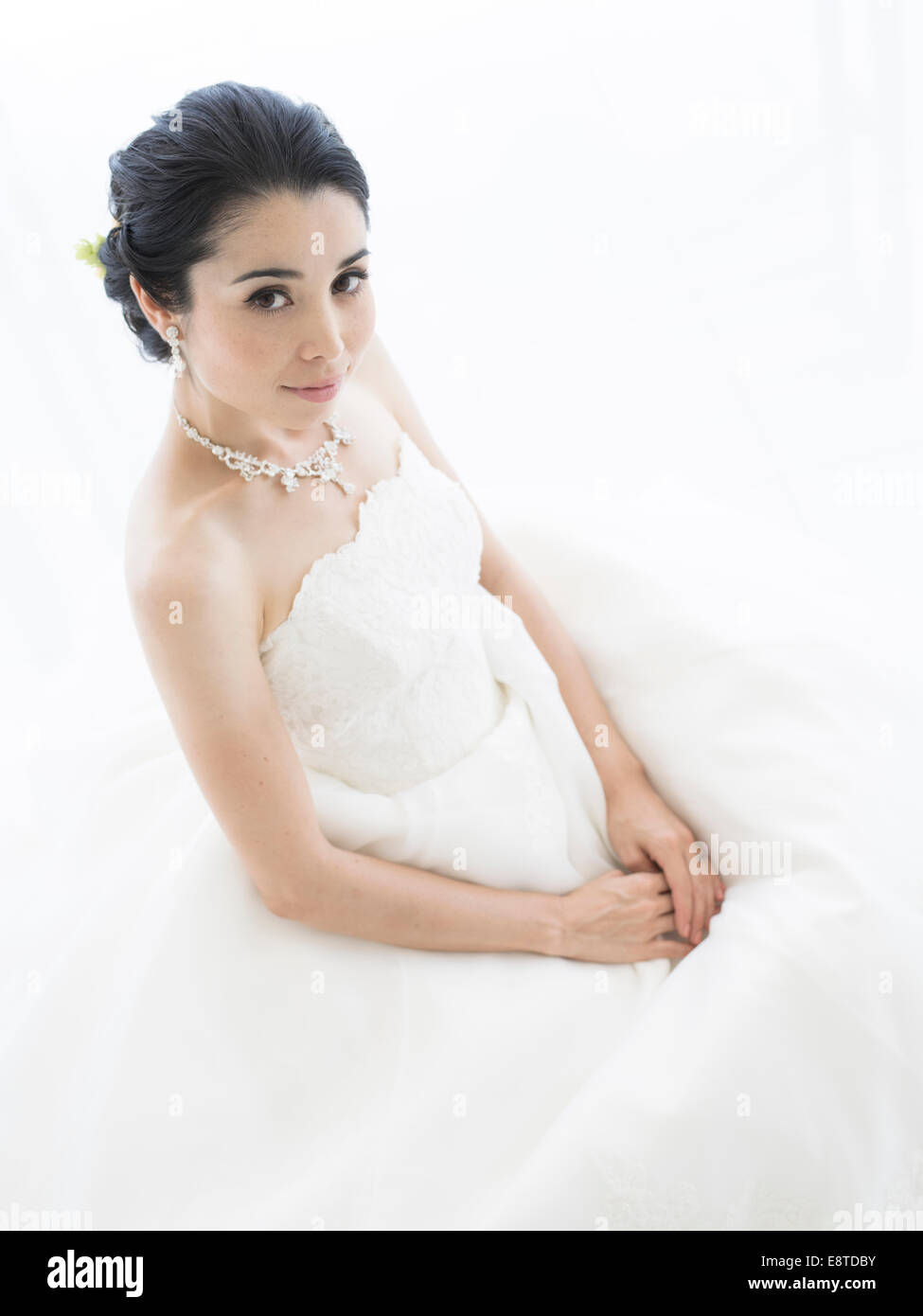 Razza mista, Asian / American sposa in bianco abito da sposa Foto Stock