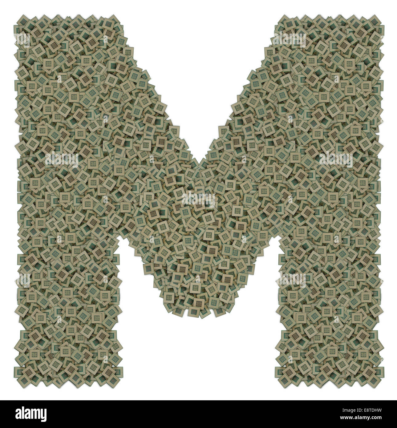 La lettera M fatta di vecchio e sporco e microprocessori, isolati su sfondo bianco Foto Stock