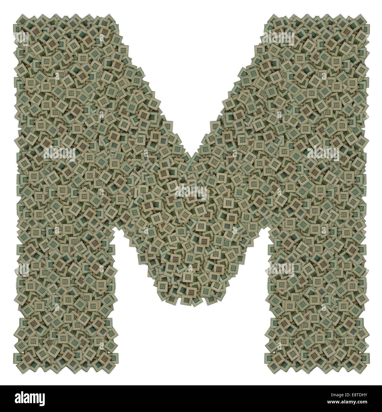 La lettera M fatta di vecchio e sporco e microprocessori, isolati su sfondo bianco Foto Stock