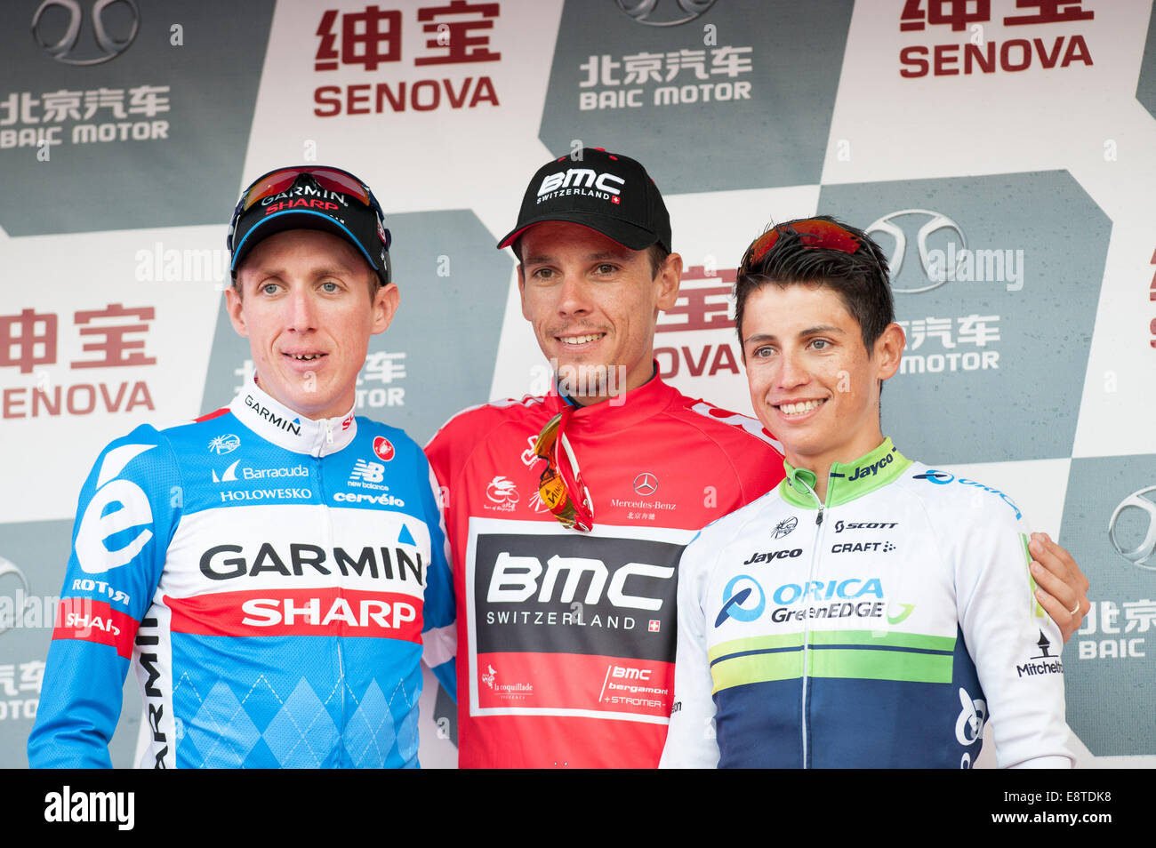 Pechino, Cina. Xiv oct, 2014. Vincitore Philippe Gilbert (C) di BMC team, 2° posto Daniel Martin (L) di Garmin-Sharp e terzo posto Johan Esteban Chaves Rubio di Orica Greenedge pongono per la fotografia durante la cerimonia di premiazione del 2014 Tour di Pechino corsa in bicicletta a Pechino Capitale della Cina, il 14 ottobre 2014. Credito: Zhang Yu/Xinhua/Alamy Live News Foto Stock