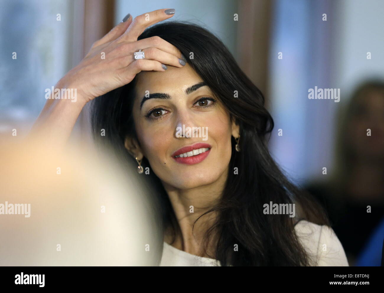 Avvocato difensore dei diritti umani Amal Alamuddin Clooney, partecipa a una riunione ad Atene, Martedì, Ottobre 14, 2014. Gli avvocati Geoffrey Robertson e Amal Clooney Lunedi arrivati su una quattro giorni di visita per incontrare i funzionari del governo, compreso il Primo Ministro Antonis SAMARAS, e consigliarvi in Grecia il desiderio di avere i marmi del Partenone tornò ad Atene. Credito: Thanassis Stavrakis/Piscina/Xinhua/Alamy Live News Foto Stock