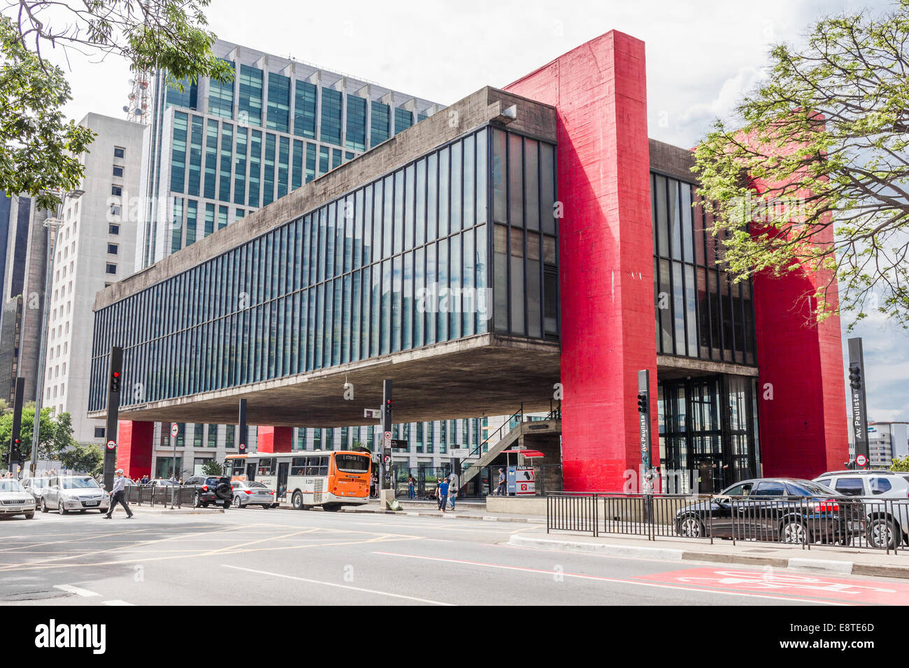 Il Museo d Arte di Sao Paulo nel Paulista Avenue in Sao Paulo, Brasile. Noto come MASP, il museo è un punto di riferimento brasiliano. Foto Stock