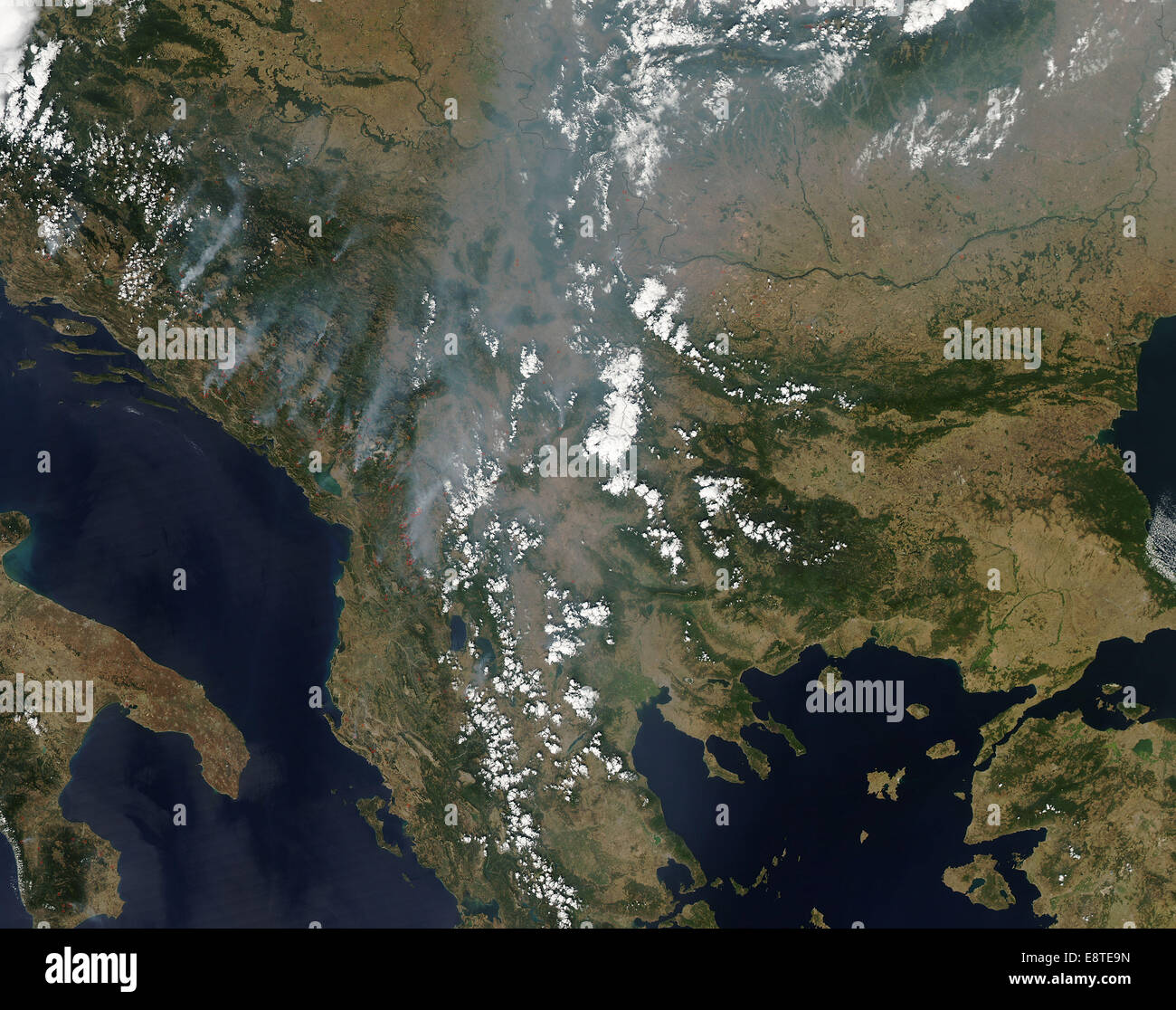 Questo naturale-color satellitare immagine mostra il fumo lo streaming da decine di incendi in Europa sud-orientale. Esso è stato raccolto mediante la risoluzione moderata Imaging Spectroradiometer (dello spettroradiometro MODIS) a bordo del satellite Aqua il 26 agosto 2012. Foto Stock