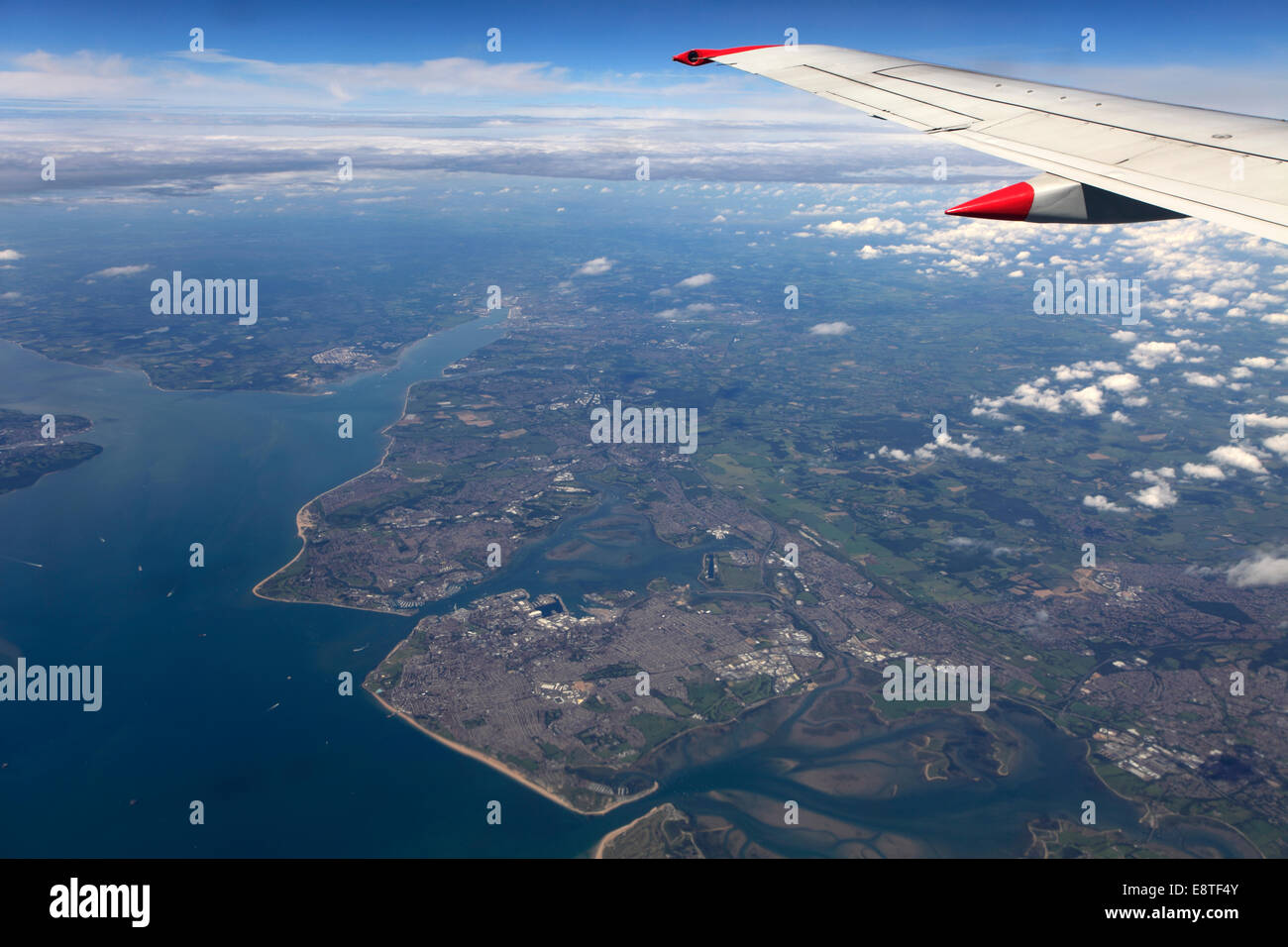 Vista dalla finestra aereo del Solent, Portsmouth e le coste di Southampton, Hampshire, Inghilterra, Regno Unito Foto Stock