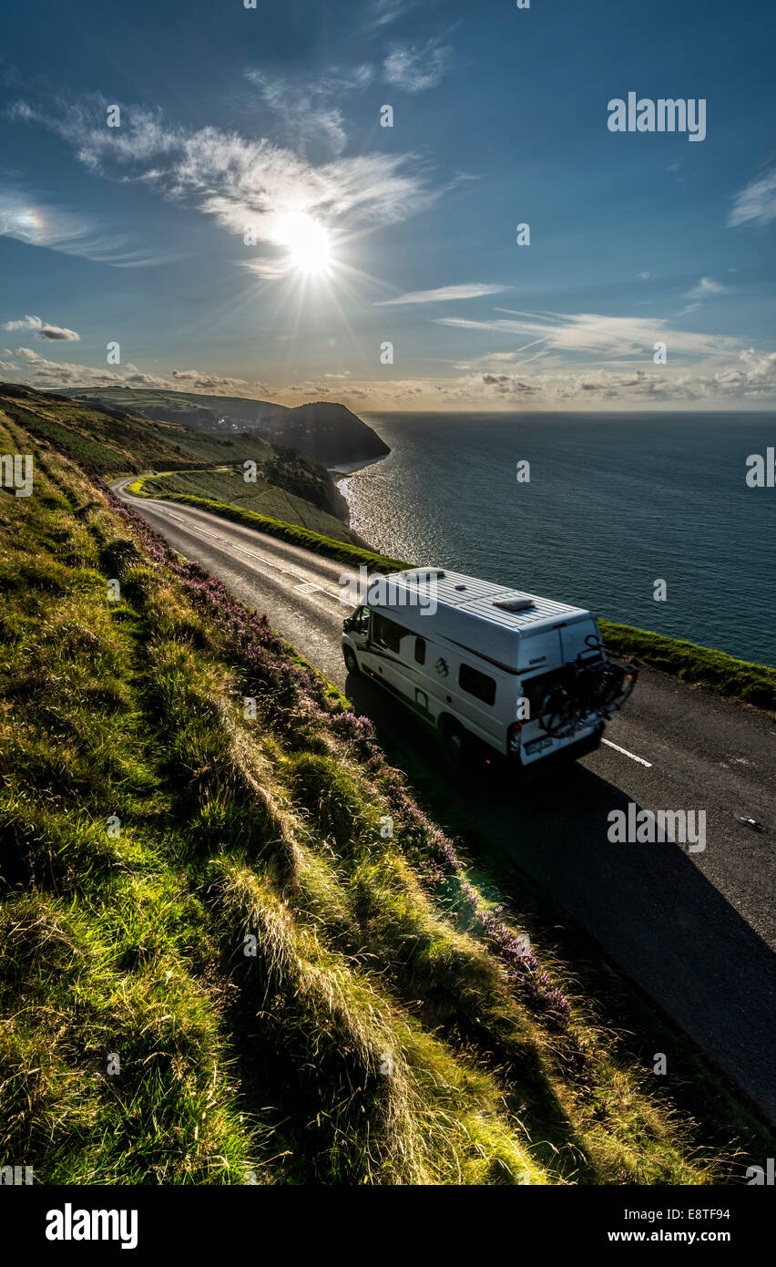 Un camper guidando lungo la scenic A39 strada costiera, uno dei più rigidi nel Sud Ovest, REGNO UNITO Foto Stock