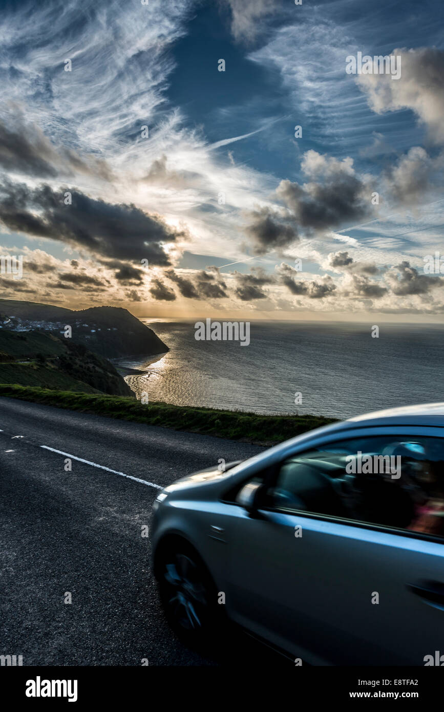 La guida lungo la scenic A39 strada costiera, uno dei più rigidi nel Sud Ovest, Regno Unito contro un cielo drammatico Foto Stock