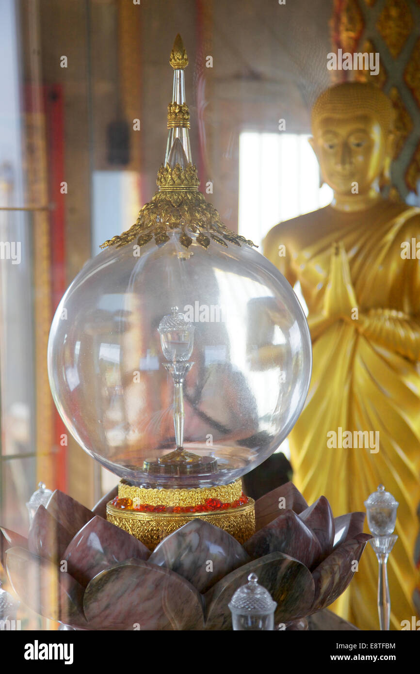 Un contenitore con la parte di un osso del Buddha a Wat Chalong, Phuket, Tailandia Foto Stock