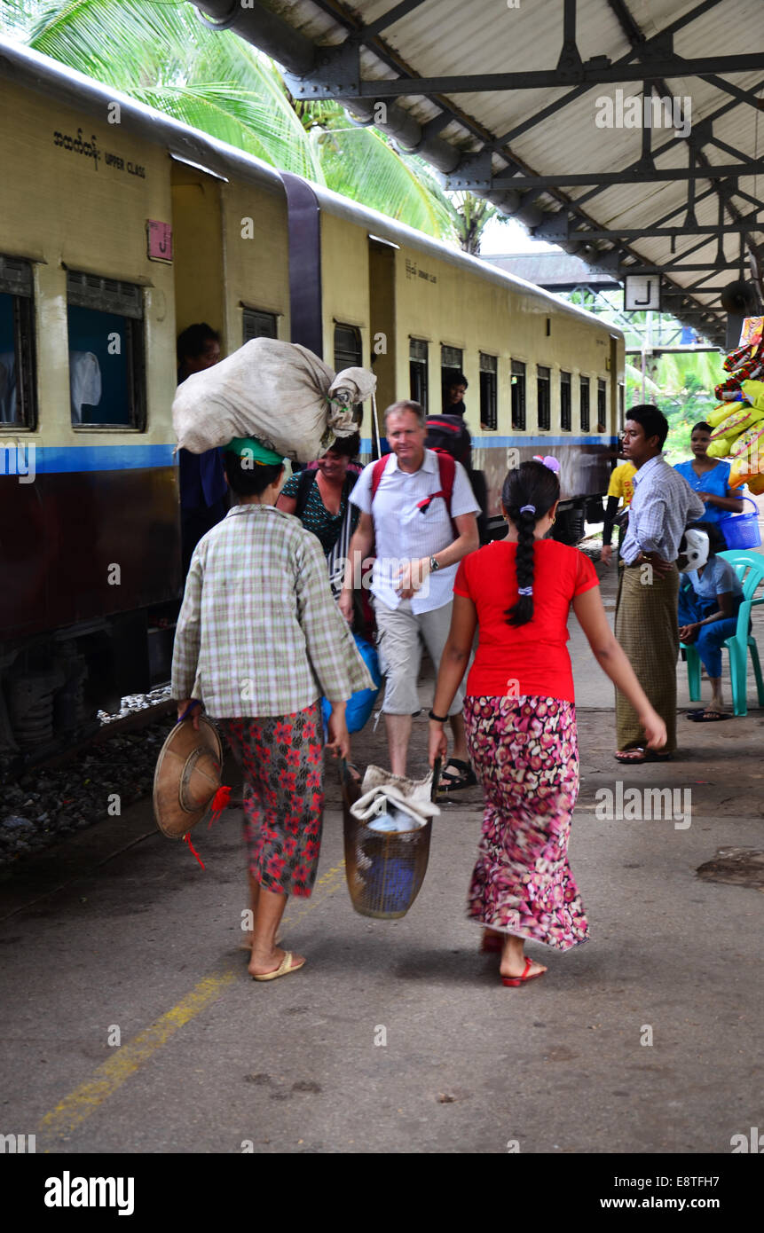 Popolo birmano e viaggiatore straniero in attesa con il treno alla stazione ferroviaria sulla luglio 13, 2014 in Bago, Birmania. Foto Stock