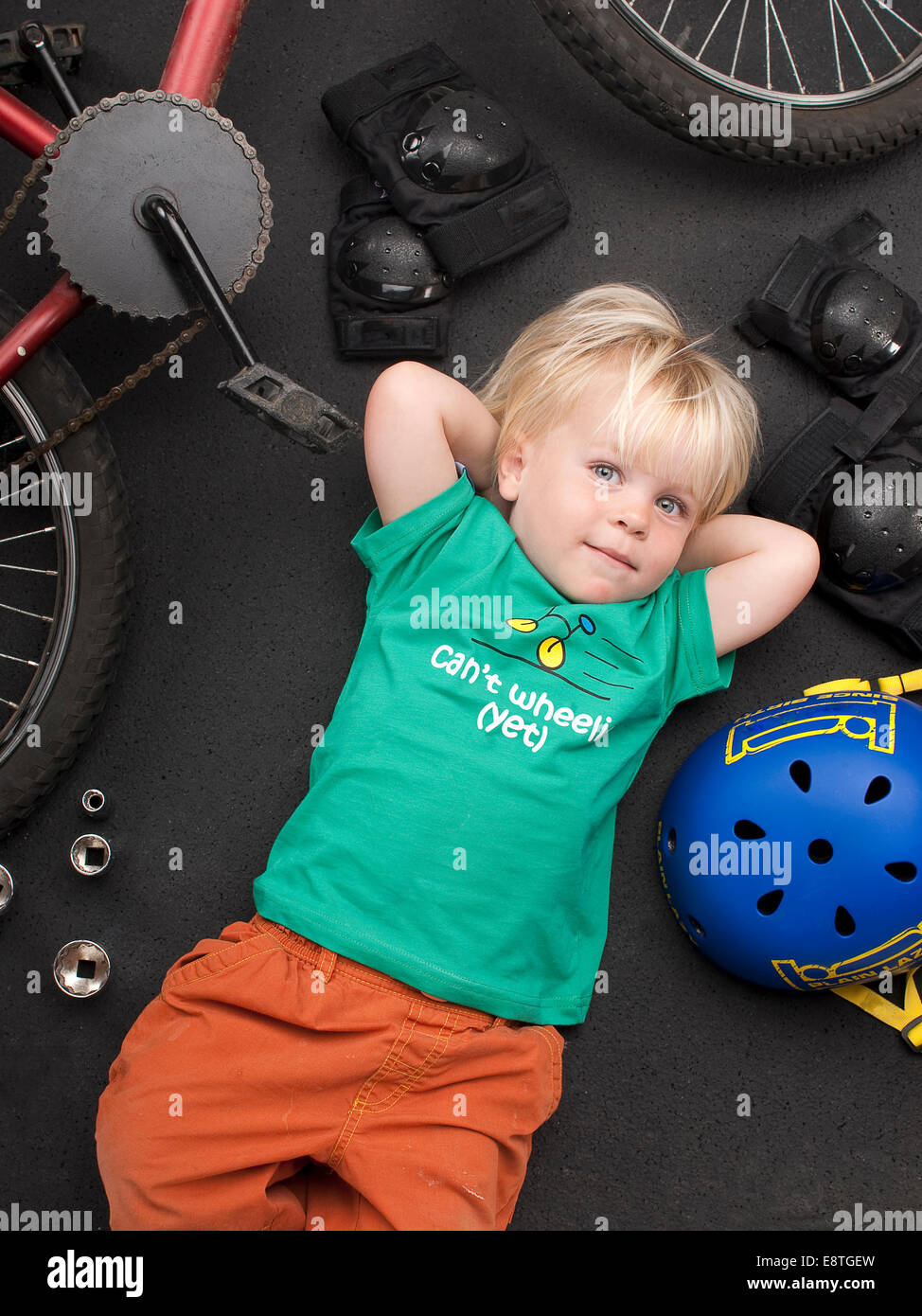 Bambino sulla commedia colpo di sfondo in un studio di indossare abbigliamento fresco bmxer Foto Stock