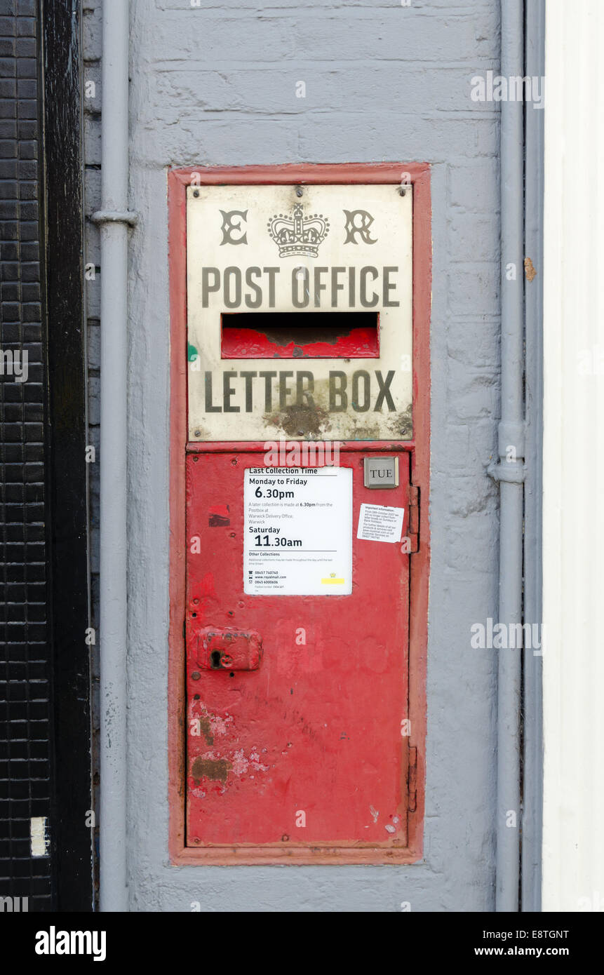Il vecchio ufficio postale letter box incassato in una parete in Warwick Foto Stock