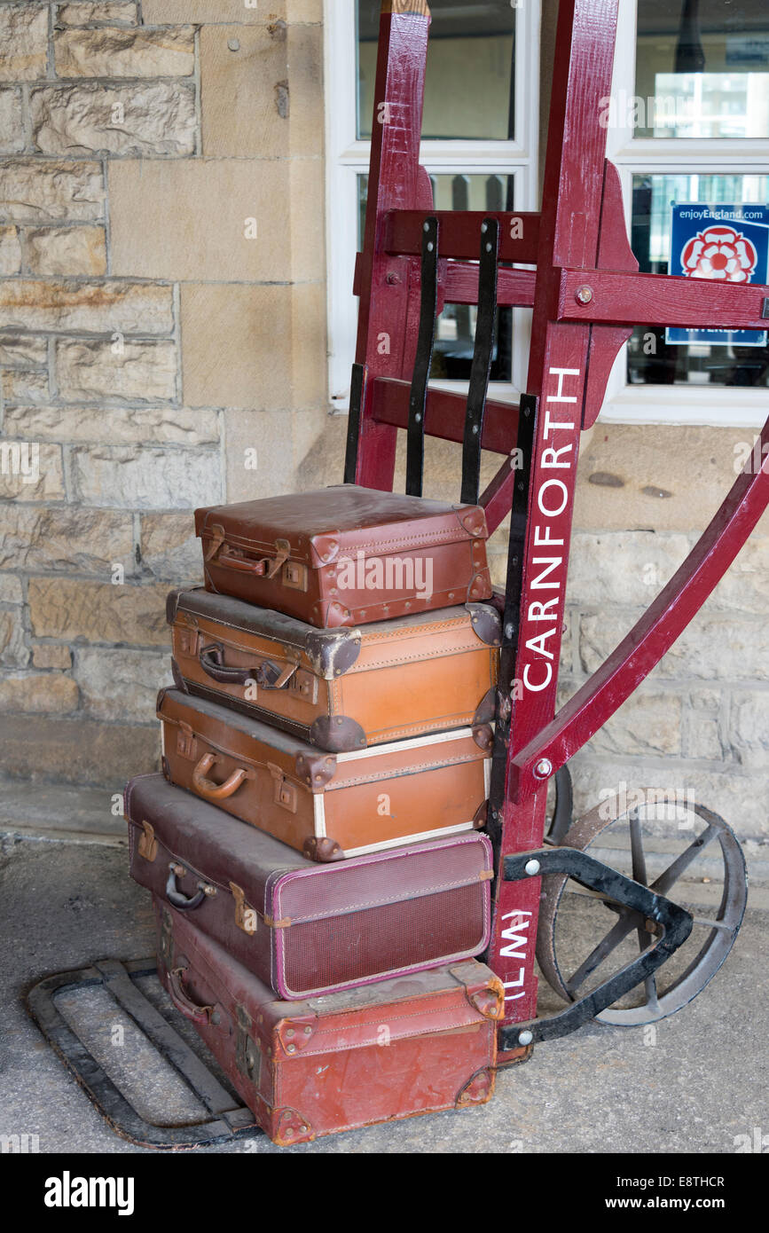 In pelle di vecchi tronchi di bagagli impilati a Carnforth stazione ferroviaria, Carnforth, Lancashire, Inghilterra, Regno Unito. Foto Stock