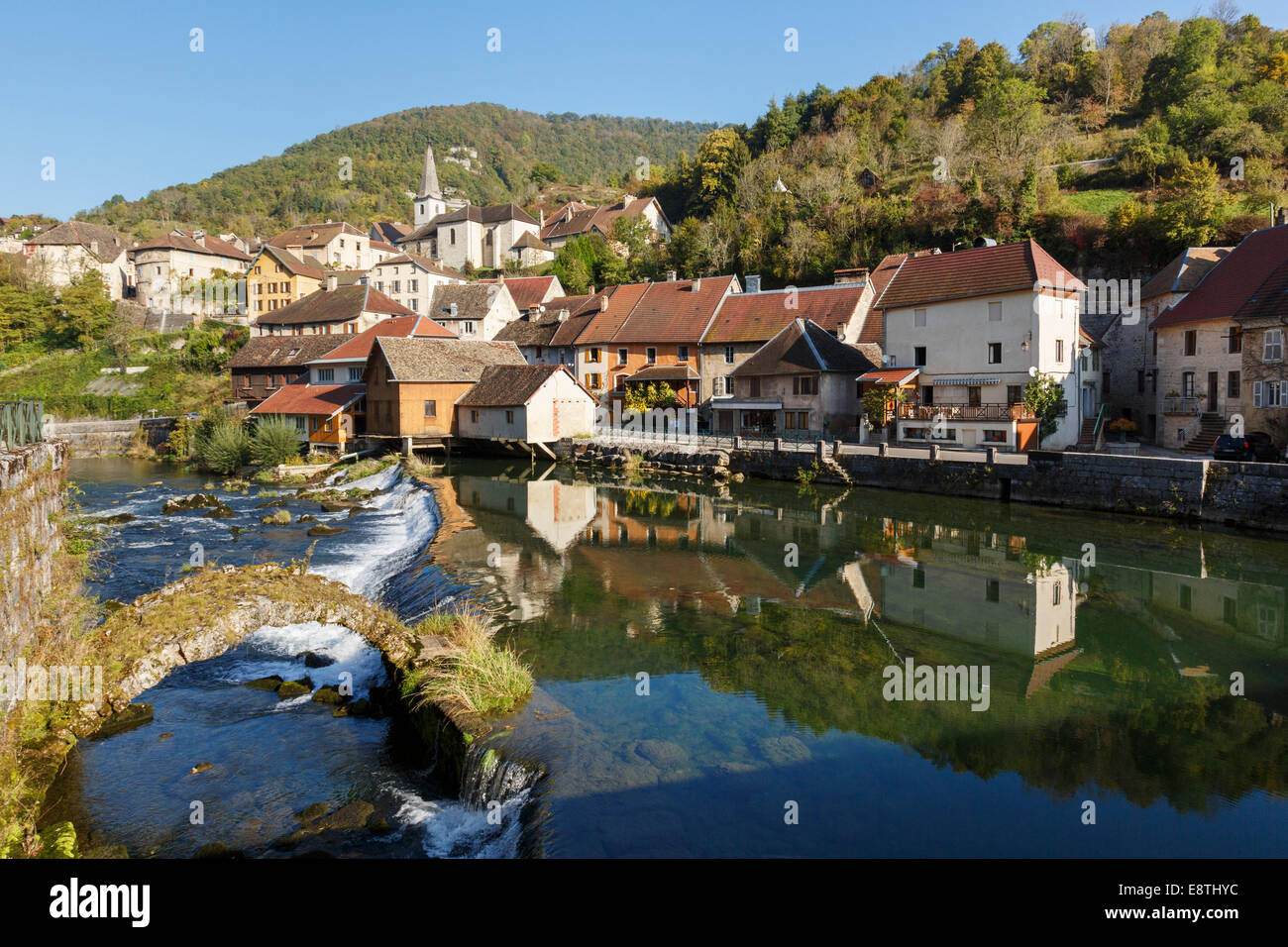 Paesaggio con fiume Loue e ponte medievale nel pittoresco villaggio di Les Plus Beaux Villages de France. I LOD, Loue Valley, Doubs, Francia Foto Stock